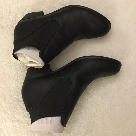 aesthetic cute boots Black Chelsea Booties - Picture 2 of 5